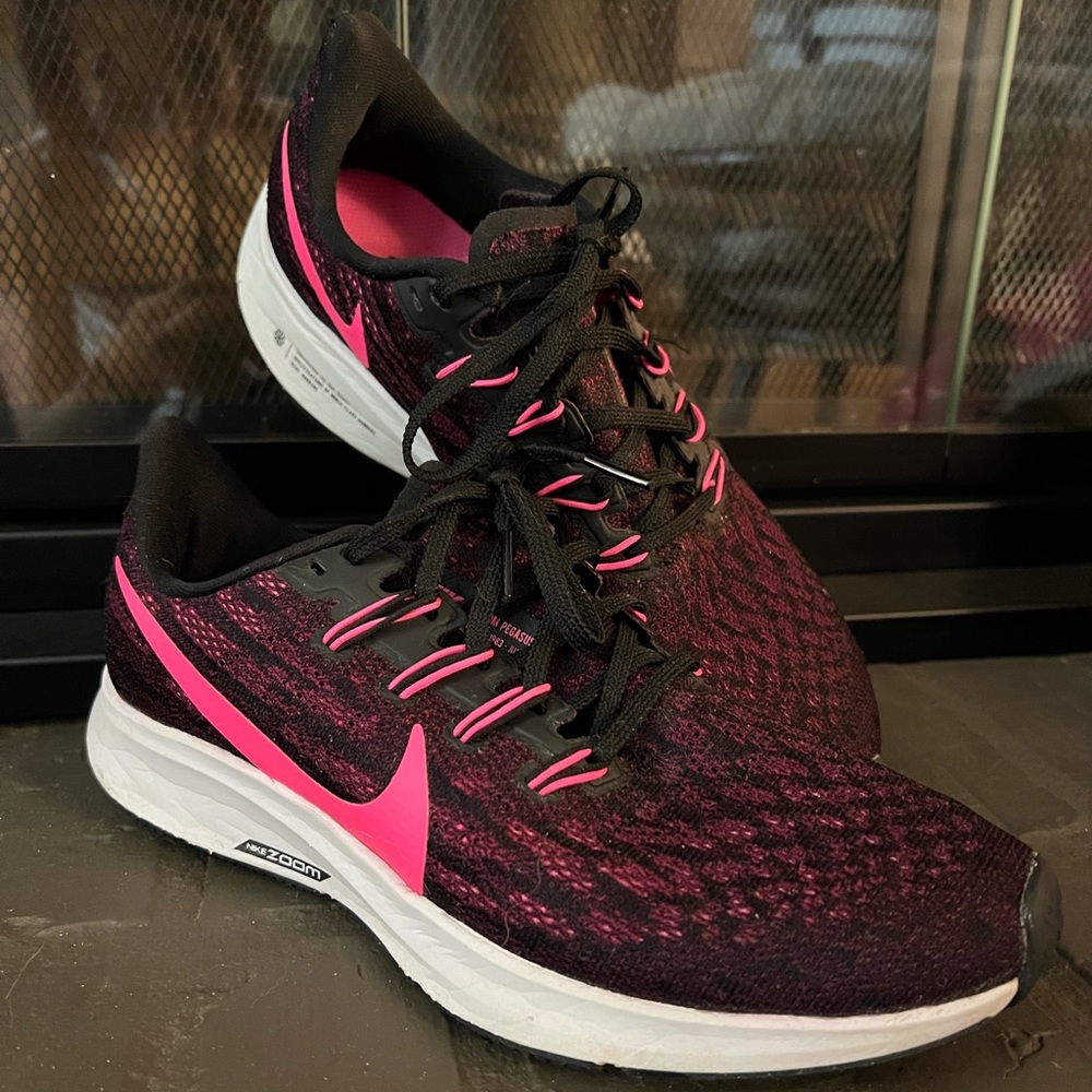 Women’s Nike Zoom Shoes Size 8